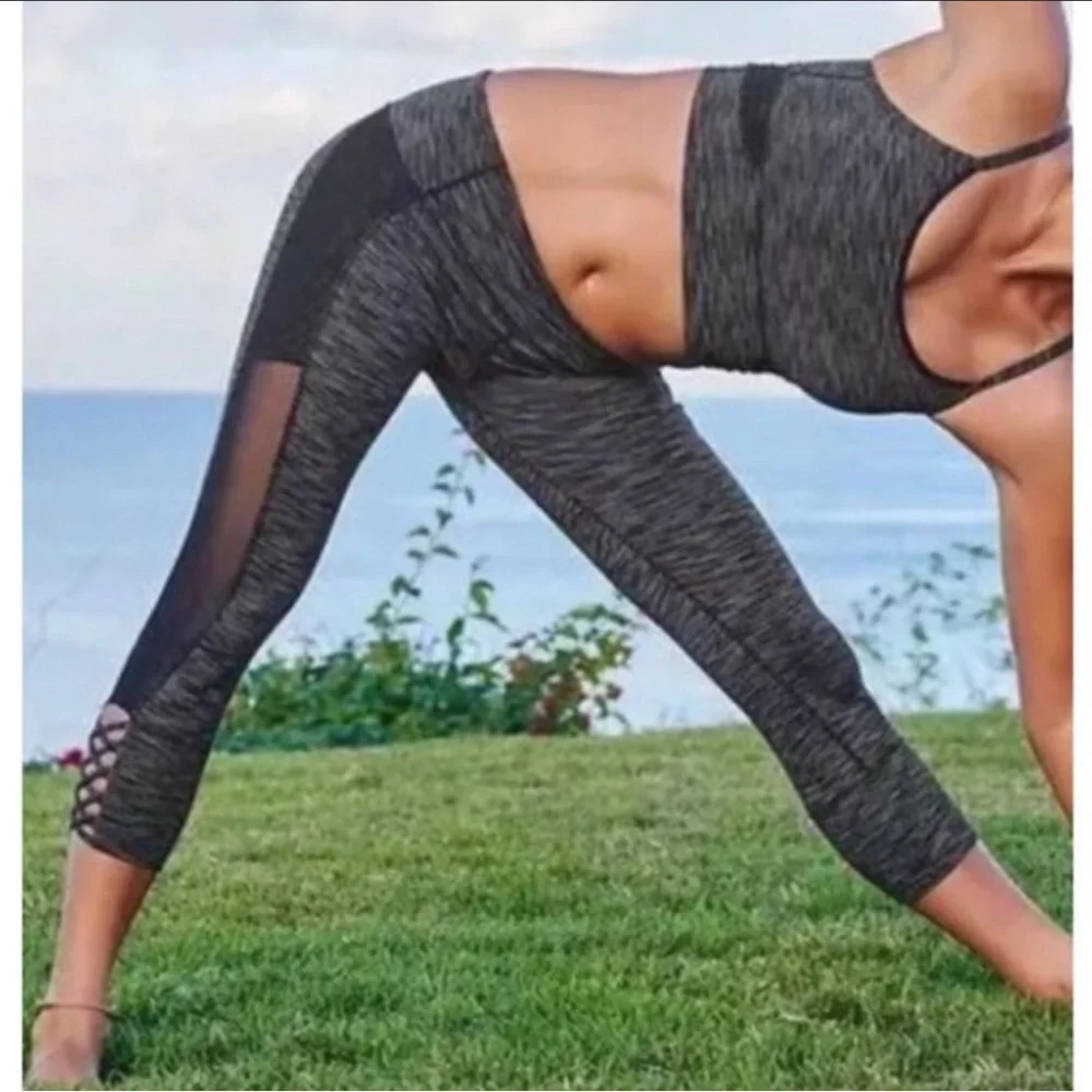 NWT ATHLETA MIND OVER MAT CAPRI LEGGINGS - SIZE SM - Picture 2 of 8